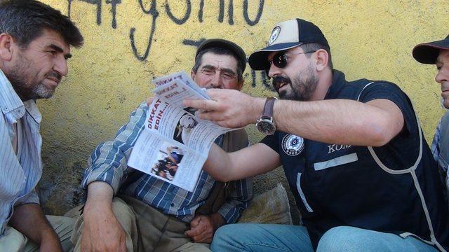 Polis önce sahte parayı anlattı, ardından kep çıkarıp el öptü