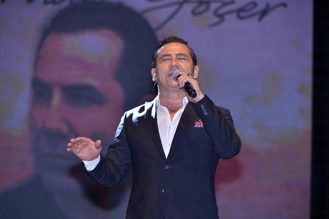 İzmitli Ferhat Göçer Fuar konserinde duygusal anlar yaşadı