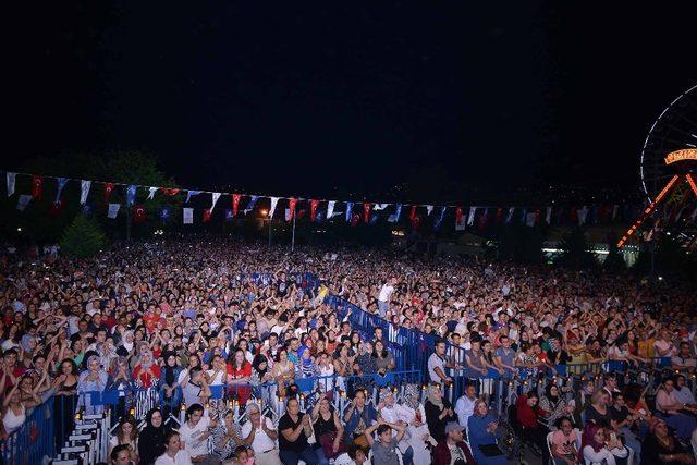 İzmitli Ferhat Göçer Fuar konserinde duygusal anlar yaşadı