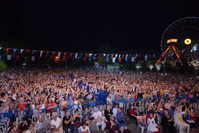 İzmitli Ferhat Göçer Fuar konserinde duygusal anlar yaşadı