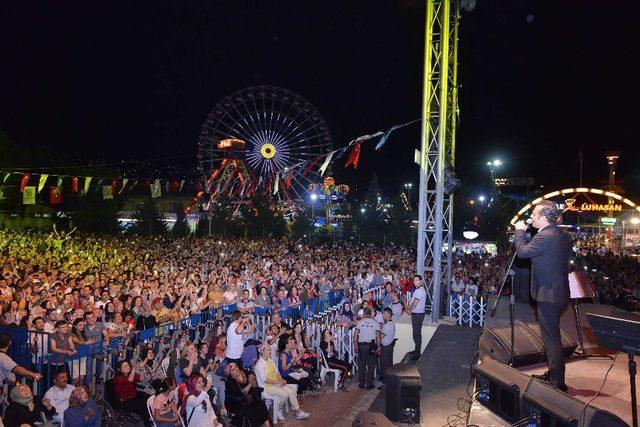 İzmitli Ferhat Göçer Fuar konserinde duygusal anlar yaşadı