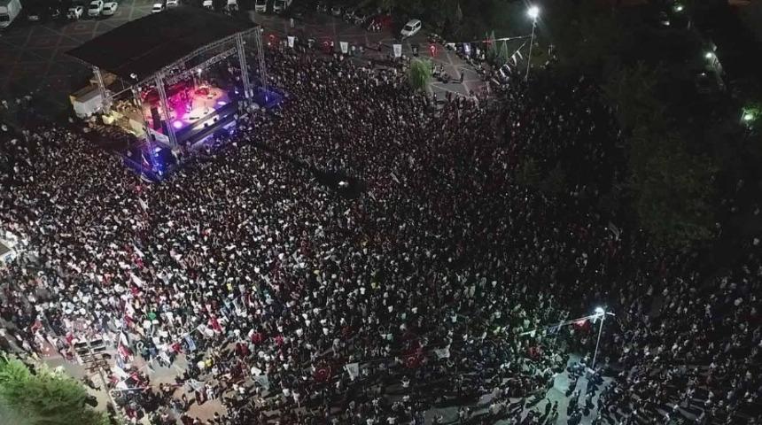 İzmitli Ferhat G&ouml;&ccedil;er Fuar konserinde duygusal anlar yaşadı