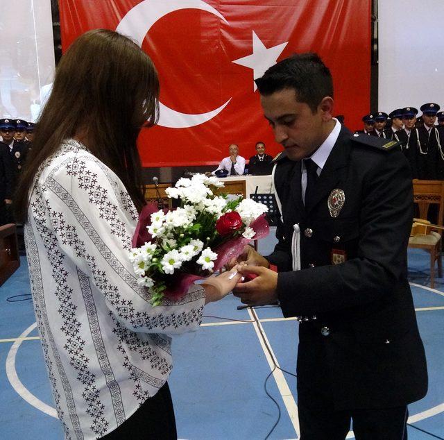 Yemin töreninde sürpriz evlilik teklifi