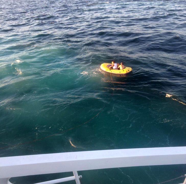 Marmara'nın ortasında şişme oyuncak botla 5 saat kurtarılmayı beklediler G1