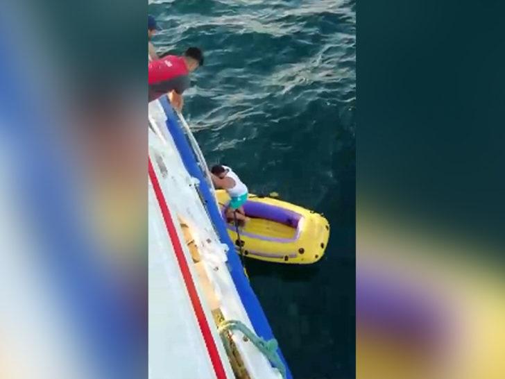 Marmara'nın ortasında şişme oyuncak botla 5 saat kurtarılmayı beklediler G4