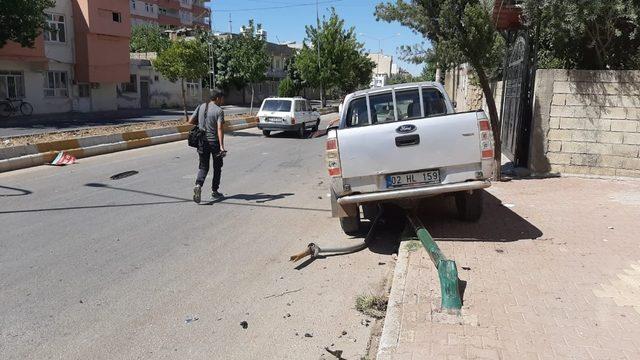 Otomobil ile kamyonet çarpıştı: 1 Yaralı