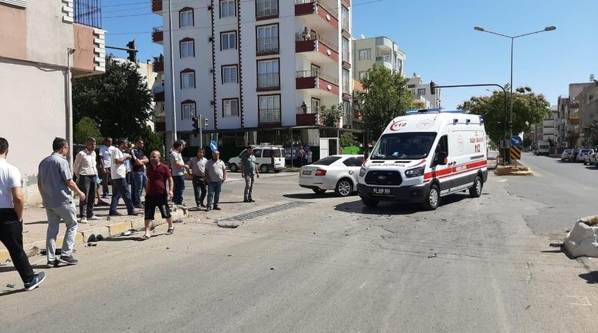 Otomobil ile kamyonet &ccedil;arpıştı: 1 Yaralı