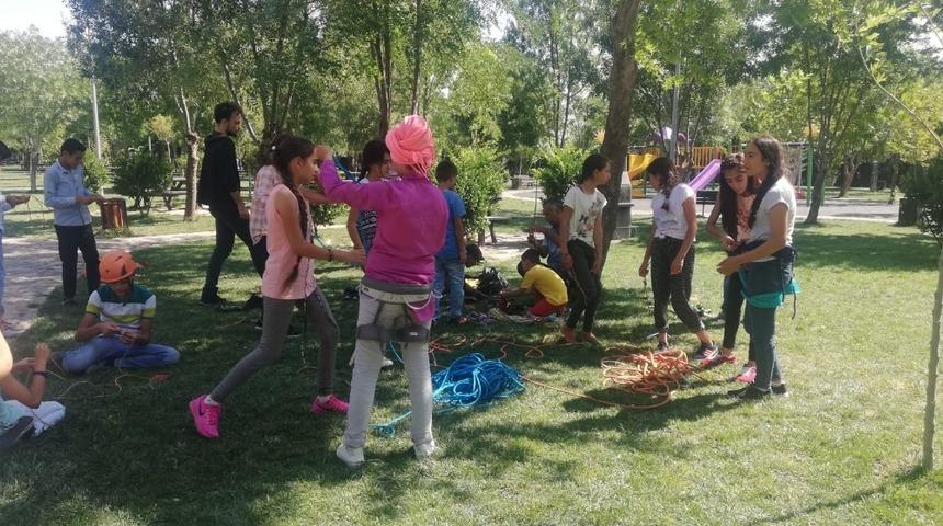 Diyarbakırlı &ccedil;ocuklar hayatta emniyet almayı &ouml;ğrendi