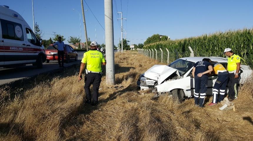 Karaman&rsquo;da şarampole inen otomobil elektrik direğine &ccedil;arptı: 1 yaralı