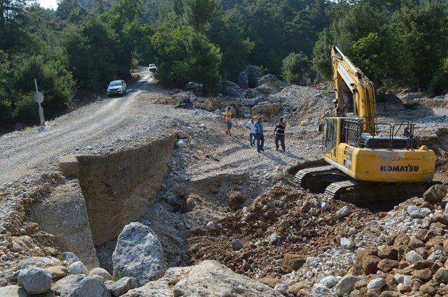 Manavgat Ballıbucak’da köprü bakım çalışması