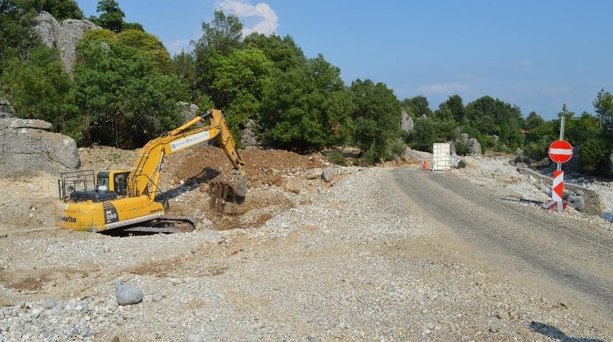 Manavgat Ballıbucak&rsquo;da k&ouml;pr&uuml; bakım &ccedil;alışması