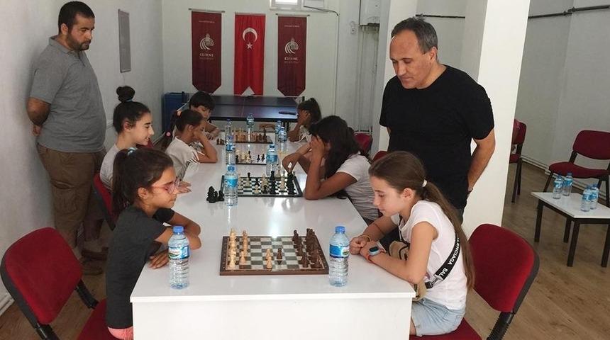 &Ccedil;ocukların yaşamlarına dokunmaya devam ediyor