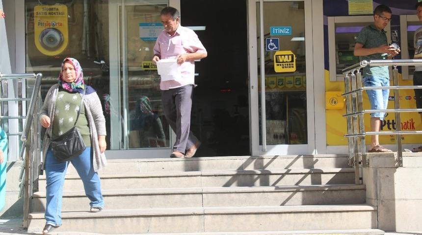 Denizli’de emekliler bayram ikramiyelerini almaya başladı