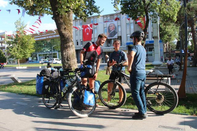 Bisikletle 8 bin kilometre pedal çevirip, Türkiye'ye geldiler