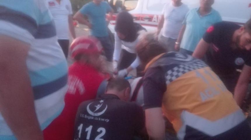 Burhaniye&rsquo;de iki otomobil &ccedil;arpıştı s&uuml;r&uuml;c&uuml;leri yaralandı