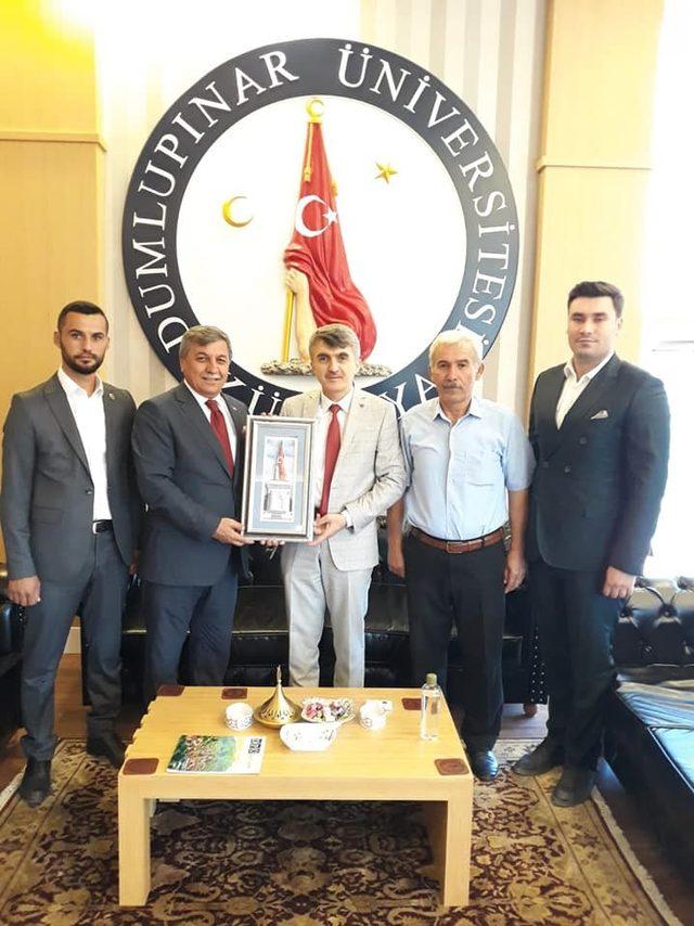 Başkan Arif Teke Rektör Prof.Dr. Kazım Uysal’a el yapımı tablo hediye etti