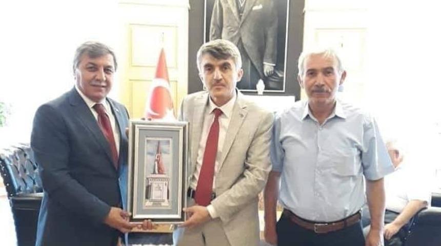 Başkan Arif Teke Rekt&ouml;r Prof.Dr. Kazım Uysal&rsquo;a el yapımı tablo hediye etti