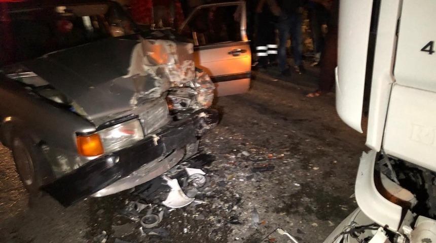 Otomobil tırla kafa kafaya &ccedil;arpıştı: 1 yaralı