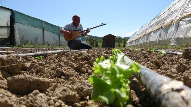 Verimin artması için bahçesinde ve kümesinde saz çalıyor