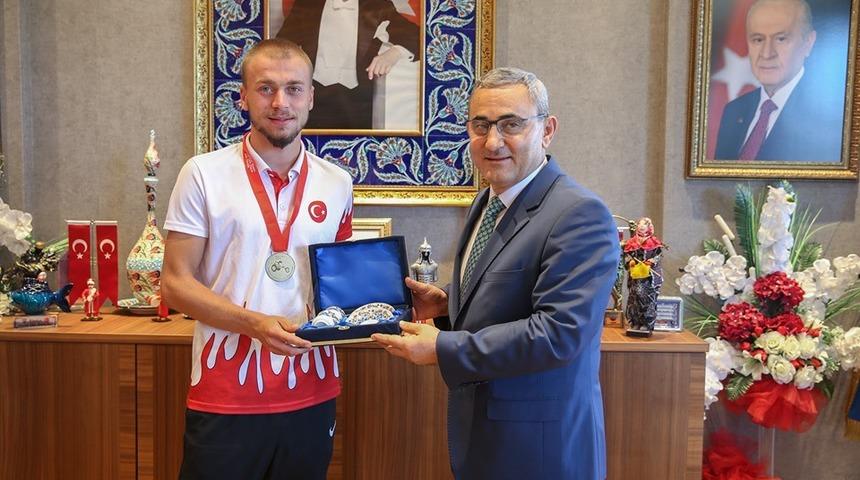 Başkan Işık, D&uuml;nya Şampiyonu&rsquo;nu tebrik etti