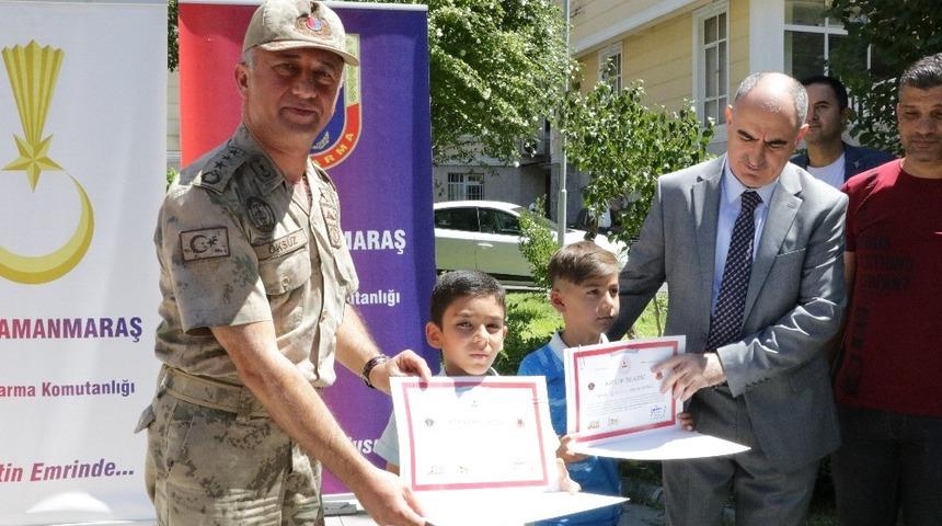 Trafikte ebeveynlerine not verdiler bisiklet kazandılar