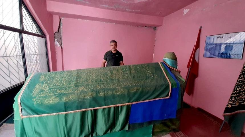 Yıkılmak &uuml;zere olan t&uuml;rbe tehlike sa&ccedil;ıyor