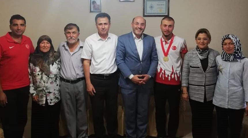 Başkan &Ccedil;etinbaş ve Milletvekili Erenler, D&uuml;nya Şampiyonu&rsquo;nu tebrik etti