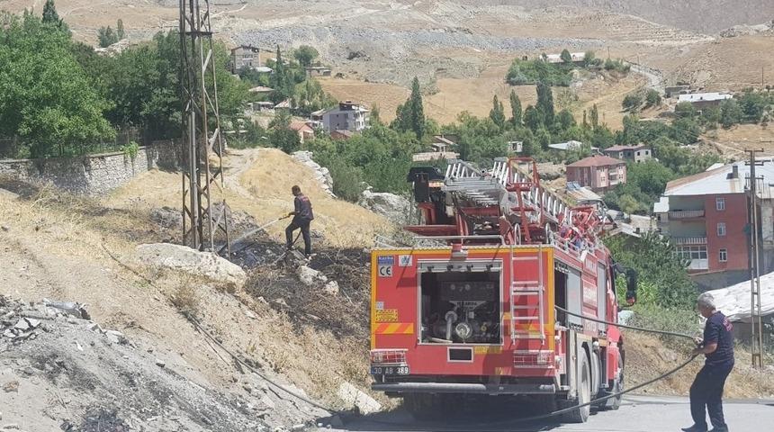 Hakkari&rsquo;de anız yangını