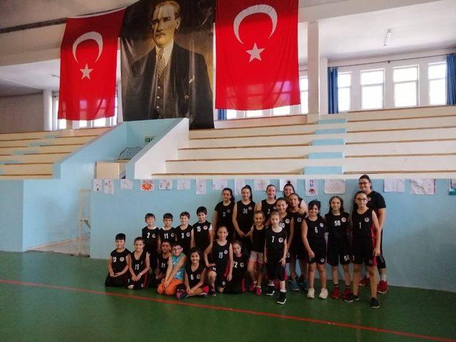 Basketbol antrenmanı öncesinde resim sergisi açtılar