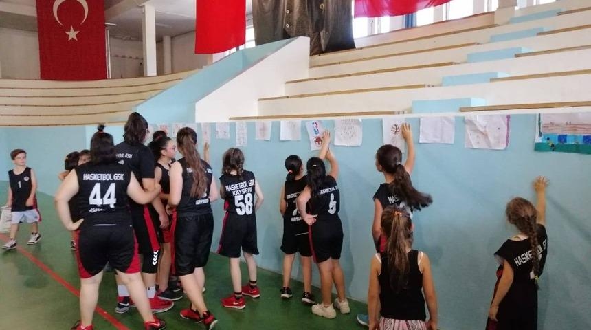 Basketbol antrenmanı &ouml;ncesinde resim sergisi a&ccedil;tılar