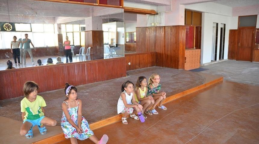 Kuşadası Belediyesi tiyatro eğitimini çocukların ayağına götürüyor