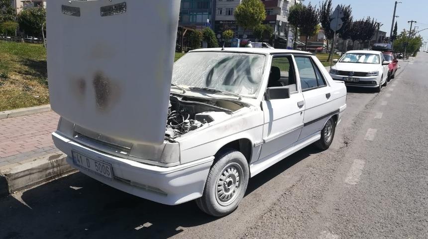 Seyir halindeki otomobili k&uuml;le d&ouml;nmekten itfaiye kurtardı