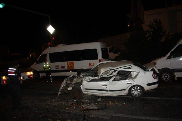 Manavgat’ta alkollü sürücü ışıkta bekleyen araçların arasına daldı