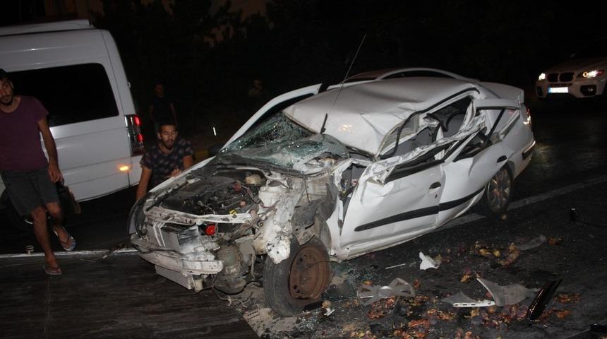 Manavgat&rsquo;ta alkoll&uuml; s&uuml;r&uuml;c&uuml; ışıkta bekleyen ara&ccedil;ların arasına daldı