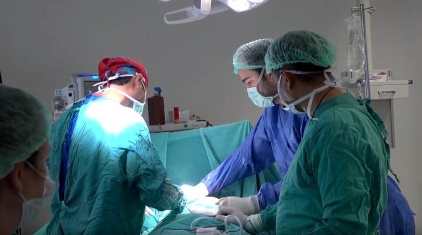 Kayseri Şehir Hastanesi&rsquo;nde &rsquo;G&uuml;vercin G&ouml;ğs&uuml;&rsquo; hastalığına ameliyatlı &ccedil;&ouml;z&uuml;m