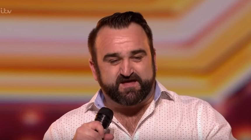 Kız &ccedil;ocuğundan &ccedil;ıplak fotoğraf isteyen İngiliz şarkıcı Danny Tetley tutuklandı