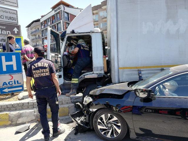 Kırmızı ışık ihlali kaza getirdi; 1 yaralı