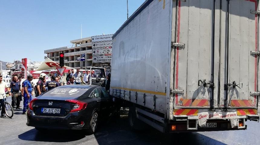 Kırmızı ışık ihlali kaza getirdi; 1 yaralı