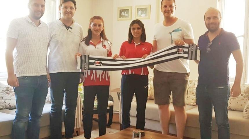 Burhaniye&rsquo;de Beşiktaşlılar d&uuml;nya şampiyonlarını ziyaret etti