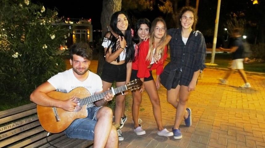 Burhaniye&rsquo;de sokak m&uuml;zisyeni ilgi g&ouml;rd&uuml;