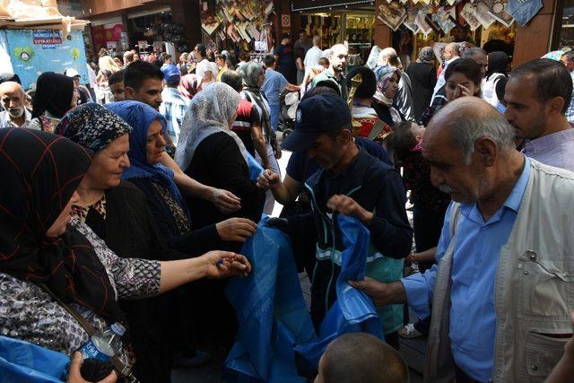 Şahinbey Belediyesi vatandaşlara kurban atık poşeti dağıttı