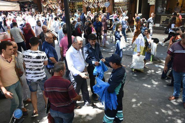 Şahinbey Belediyesi vatandaşlara kurban atık poşeti dağıttı