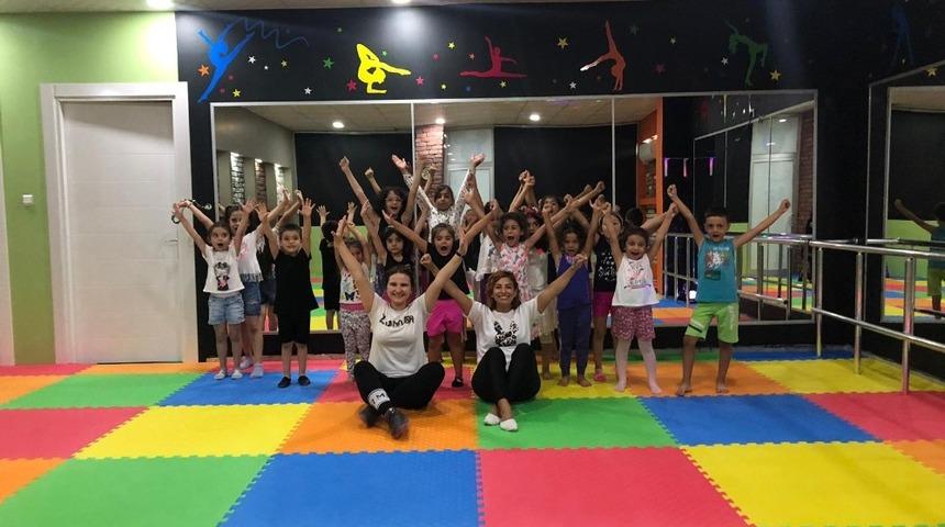 &Ccedil;ocukları spora teşvik etmek i&ccedil;in &uuml;cretsiz ders veriyor