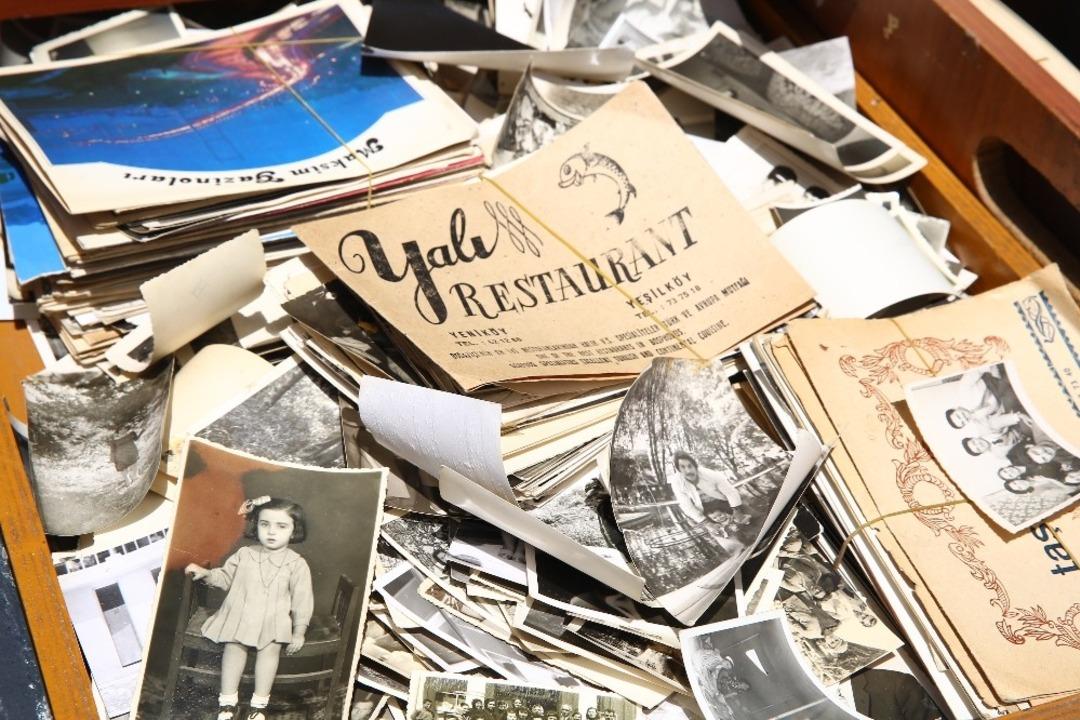 Kadık&ouml;y&rsquo;de iki ayrı d&uuml;nya bir arada: &ccedil;izgi ve sahaf