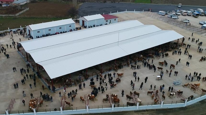 Veteriner İşleri M&uuml;d&uuml;rl&uuml;ğ&uuml; personeli kurban pazarı boyunca hazır kıta