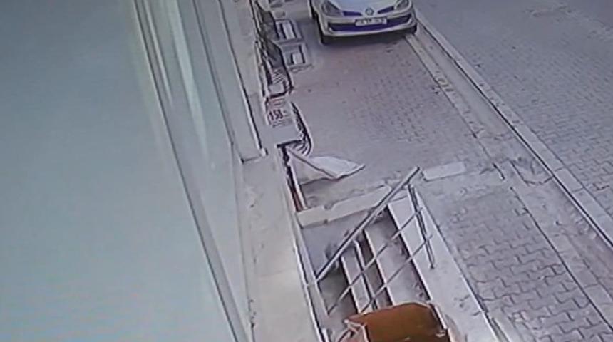 Esenyurt'ta yeni aldığı buzdolabı saniyeler i&ccedil;inde &ccedil;alındı