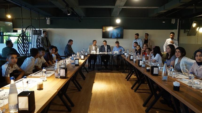 Yeni a&ccedil;ılan kafenin ilk g&uuml;nk&uuml; gelirinin yarısı kimsesiz &ccedil;ocuklara bağışlandı