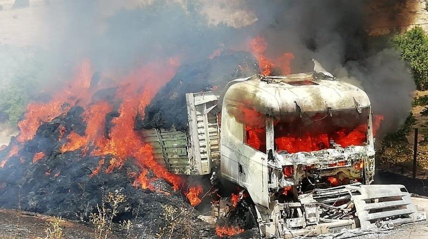 Saman y&uuml;kl&uuml; kamyon alev alev yandı
