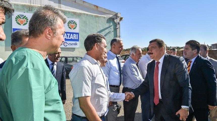 Başkan G&uuml;rkan, Canlı Hayvan Pazarı&rsquo;nda incelemelerde bulundu