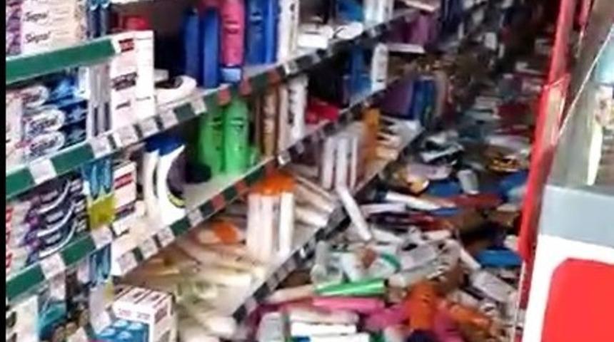 Deprem anında market raflarındaki tüm ürünler yere devrildi